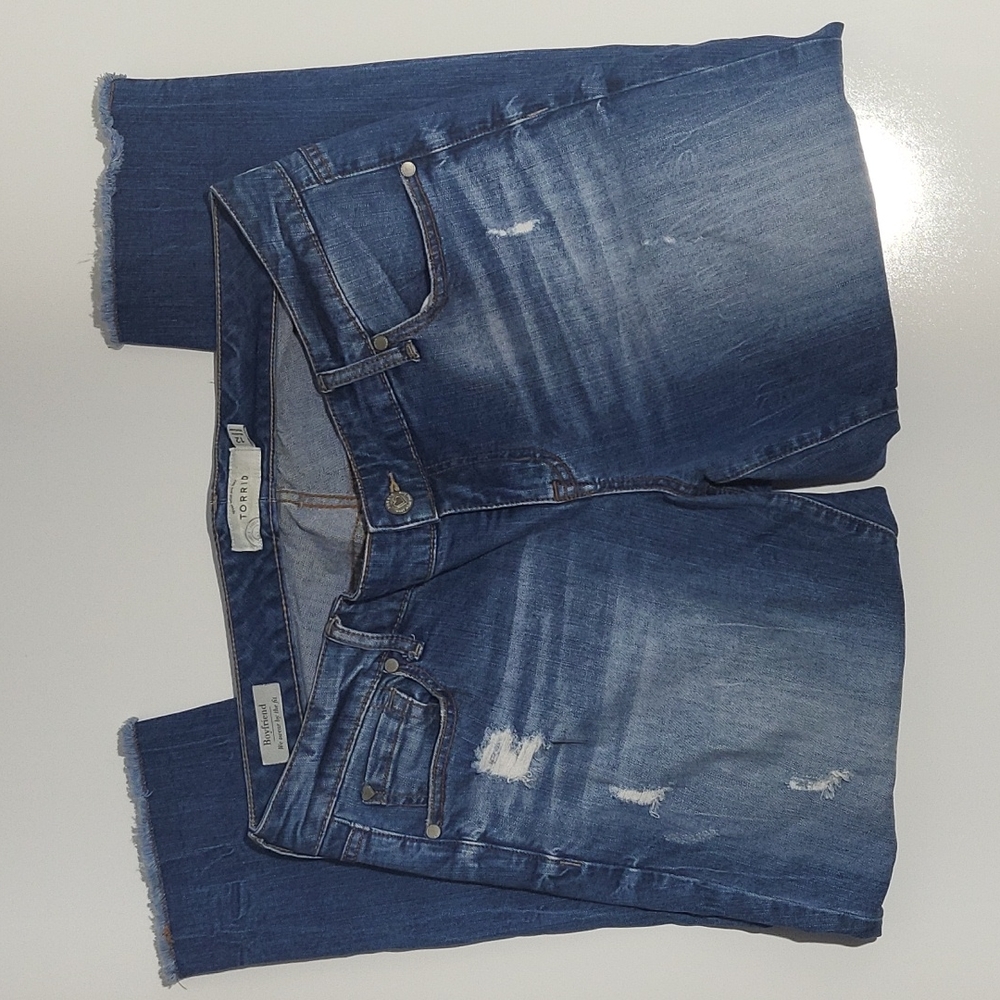 Torrid medium wash distressed cropped jean size 12
